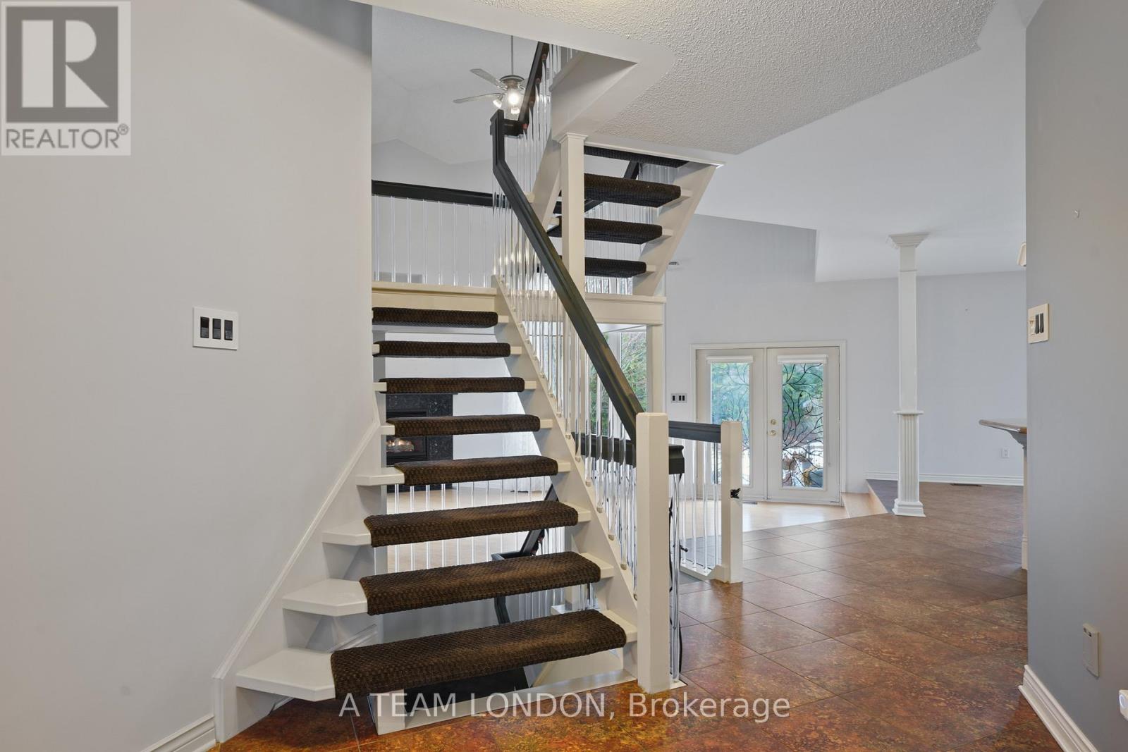 15 BAYSIDE COURT Property Photo