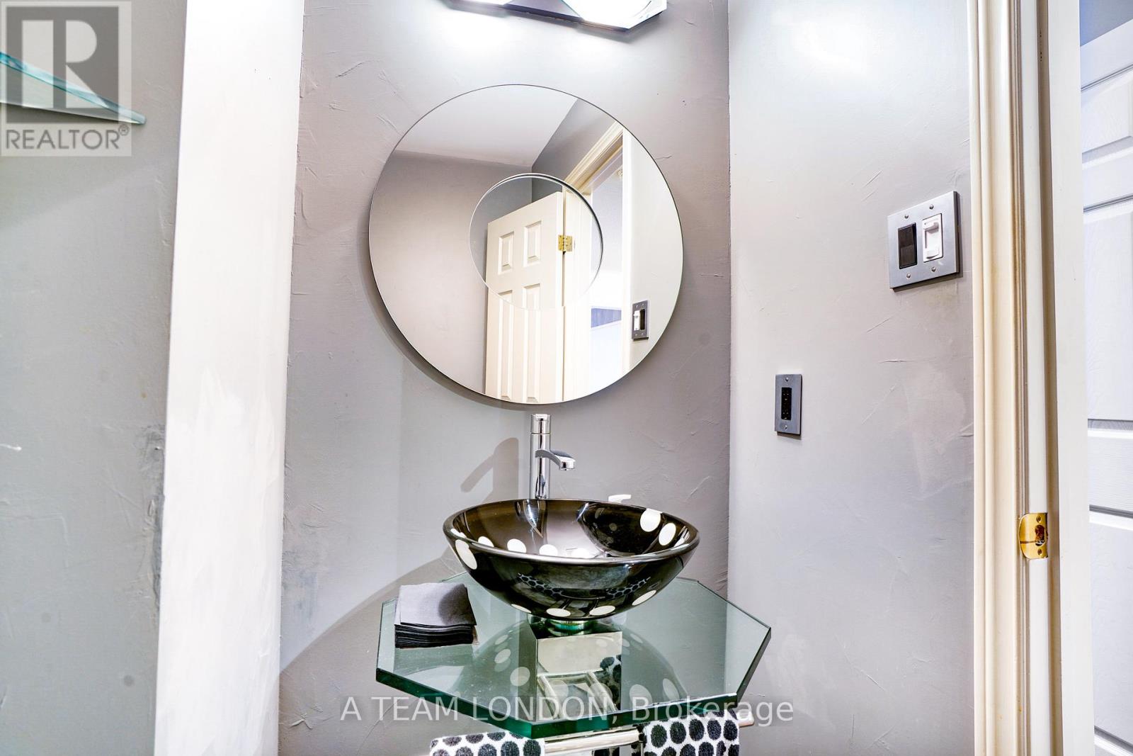 15 BAYSIDE COURT Property Photo