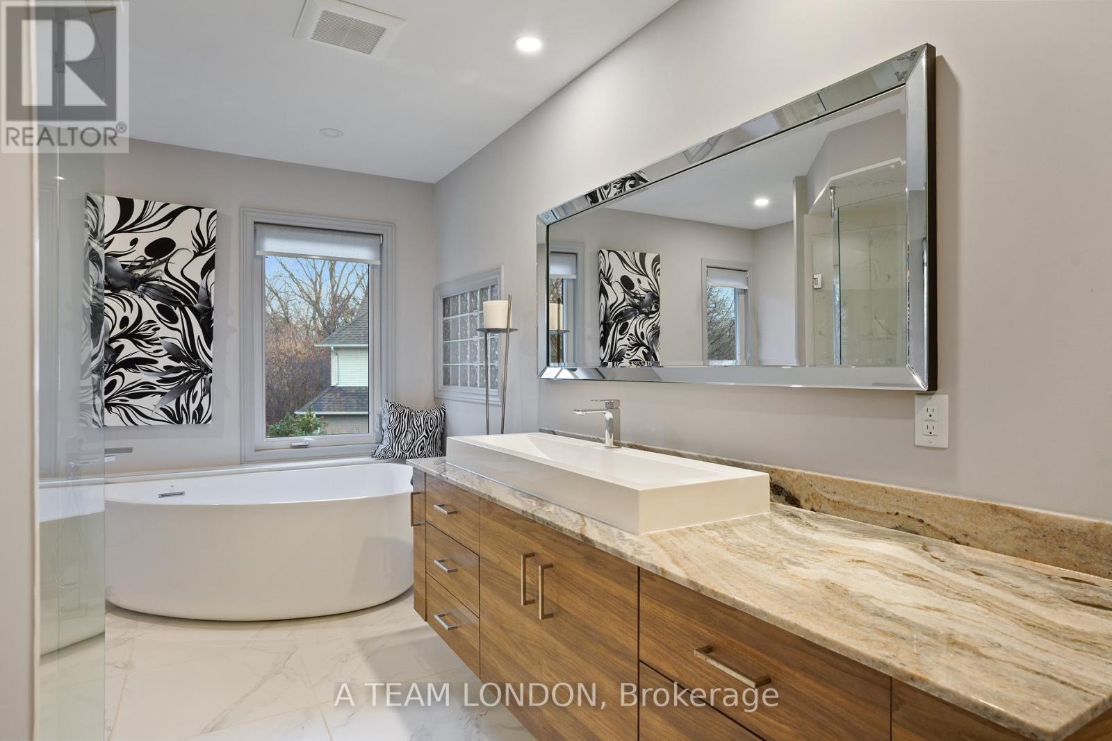 15 BAYSIDE COURT Property Photo