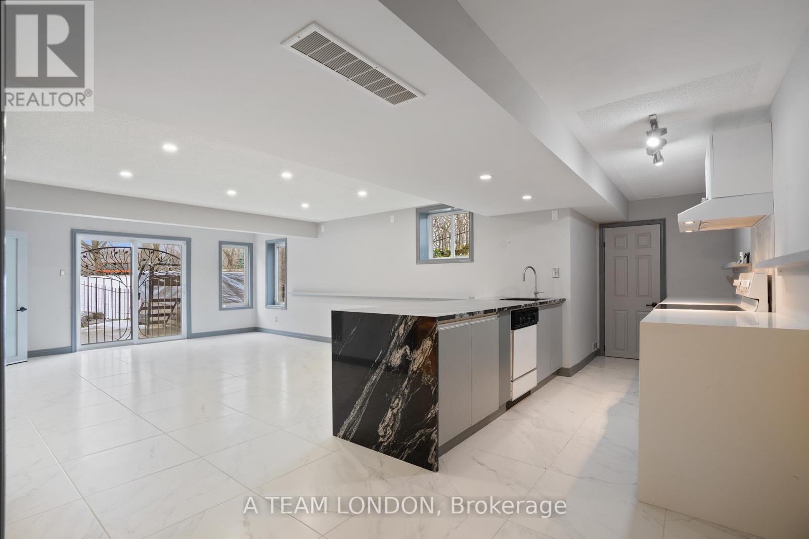 15 BAYSIDE COURT Property Photo