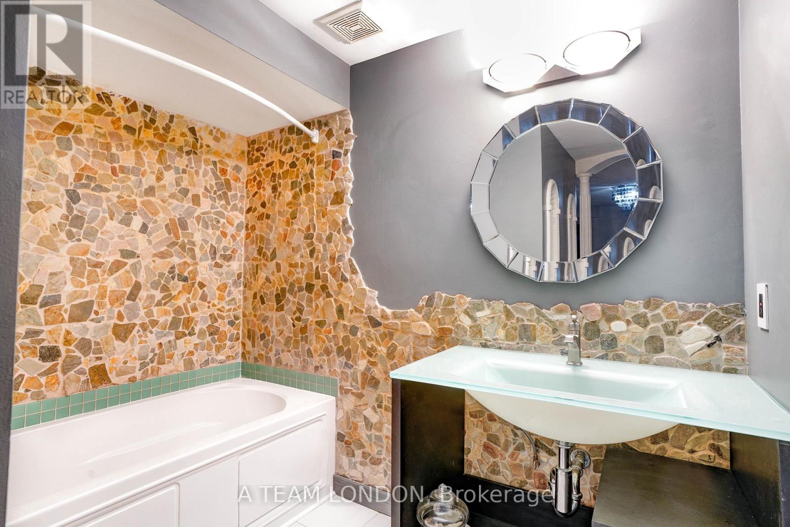 15 BAYSIDE COURT Property Photo