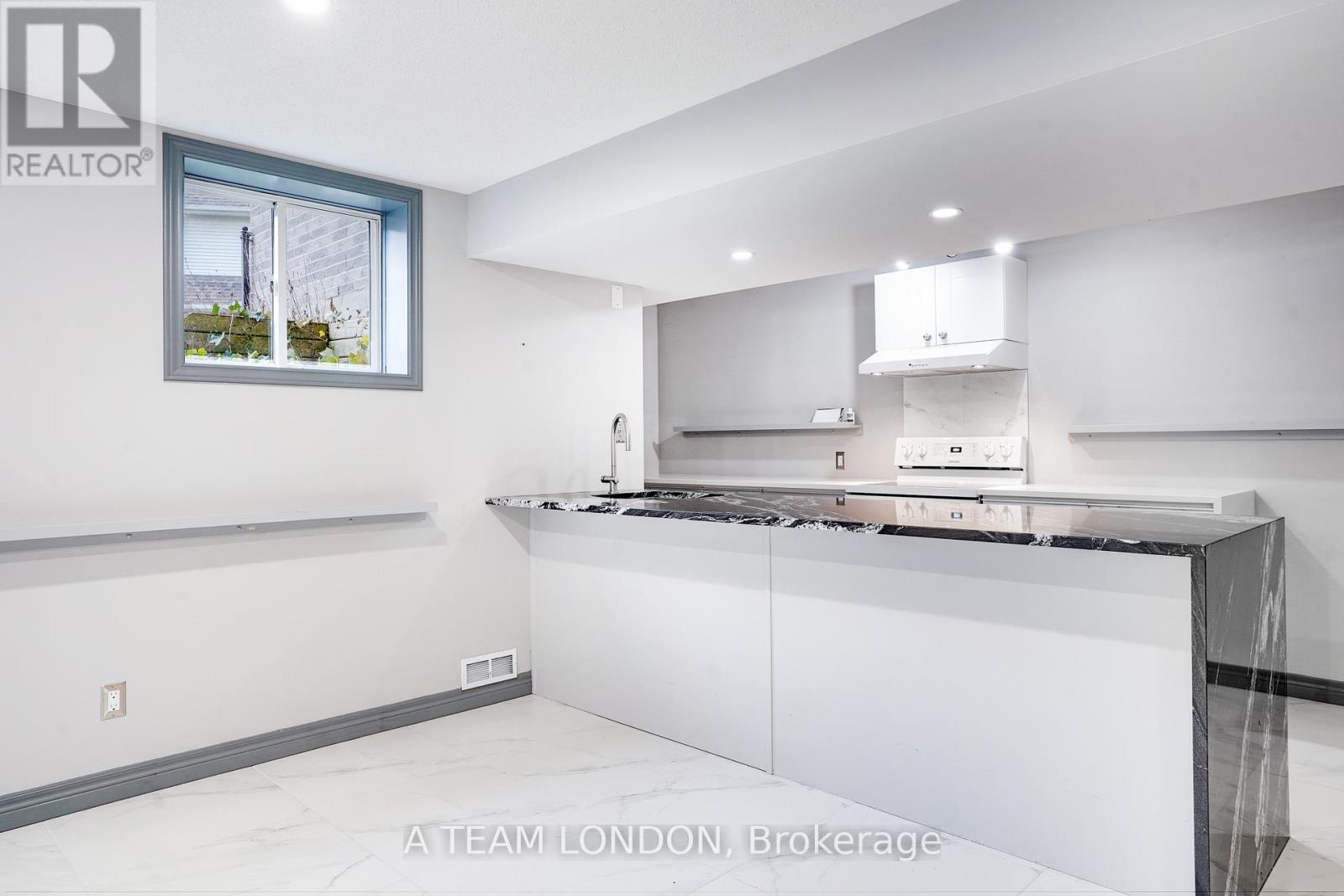 15 BAYSIDE COURT Property Photo