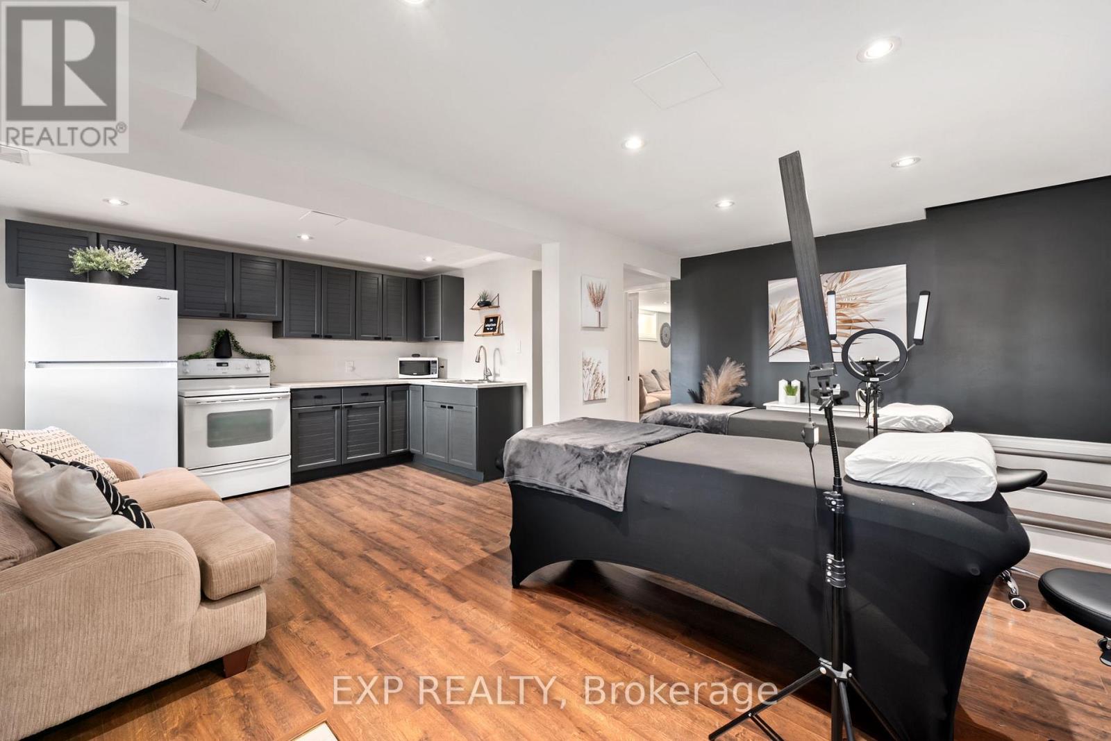 Single Family House Bungalow for Sale in  GEDDES CRESCENT Barrie (Northwest) 