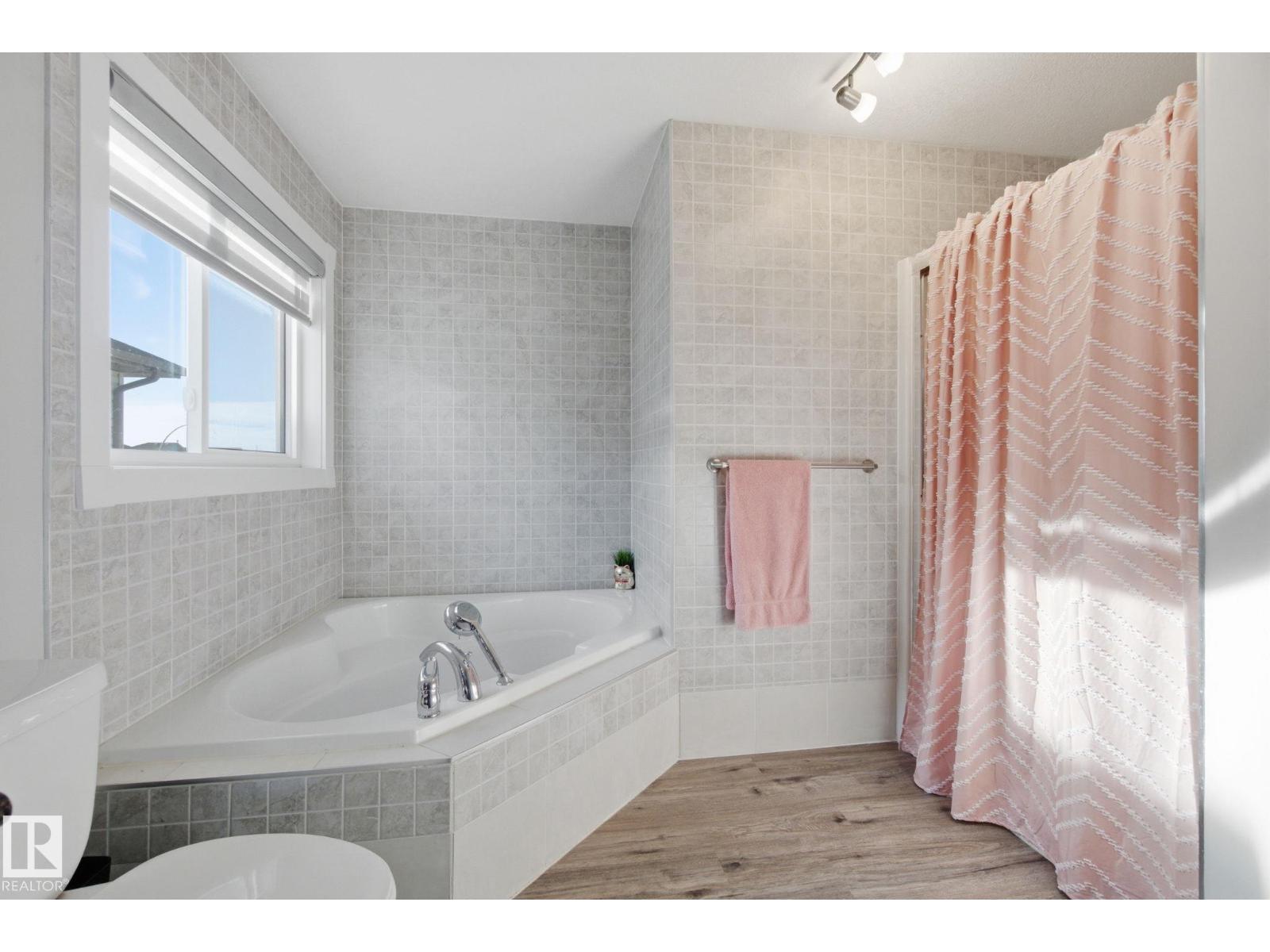 48 DOUGLAS CR, Leduc