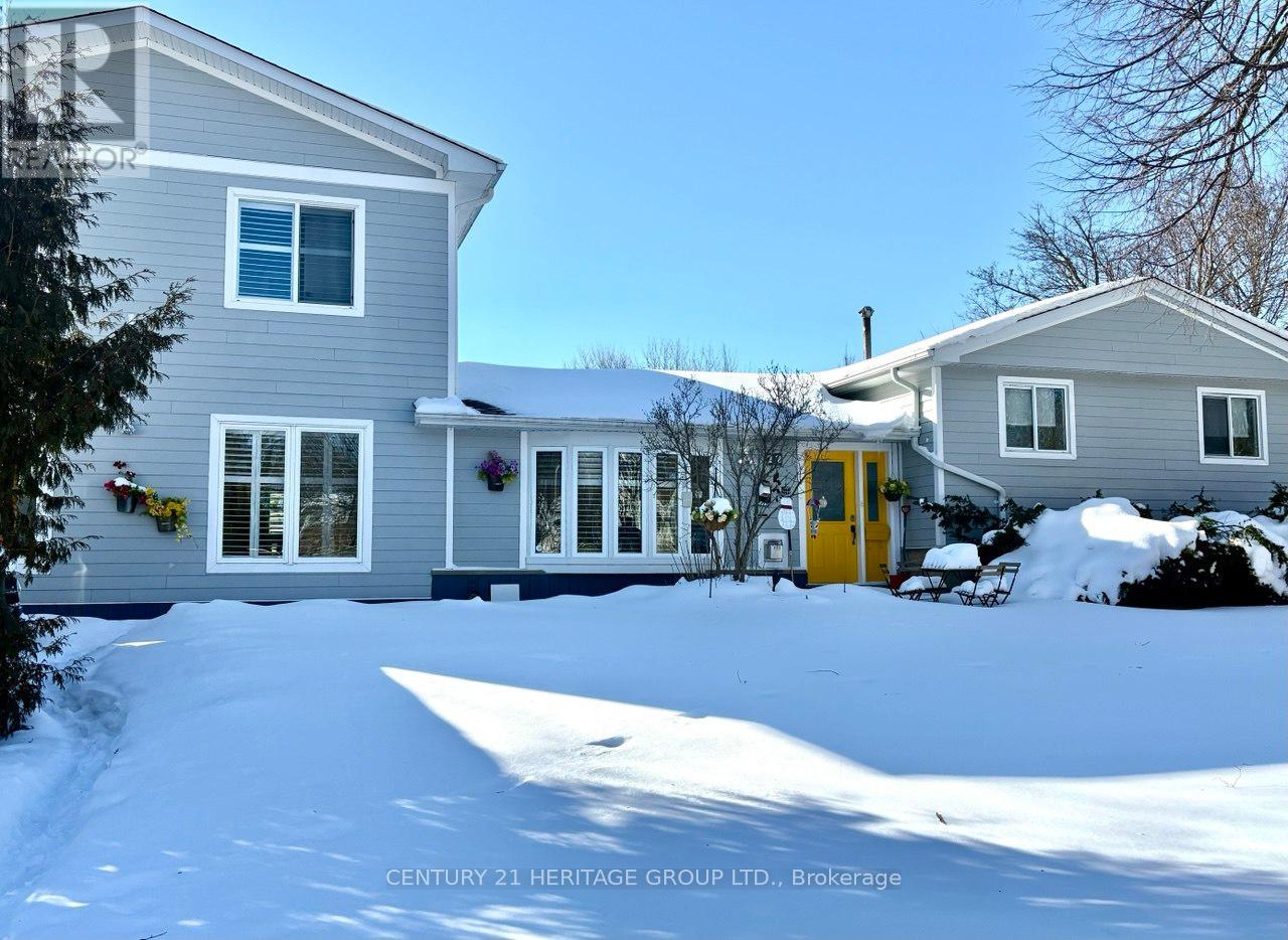 22 CEDAR CRESCENT - Photo 2 of 27, Aurora (Aurora Village), Ontario