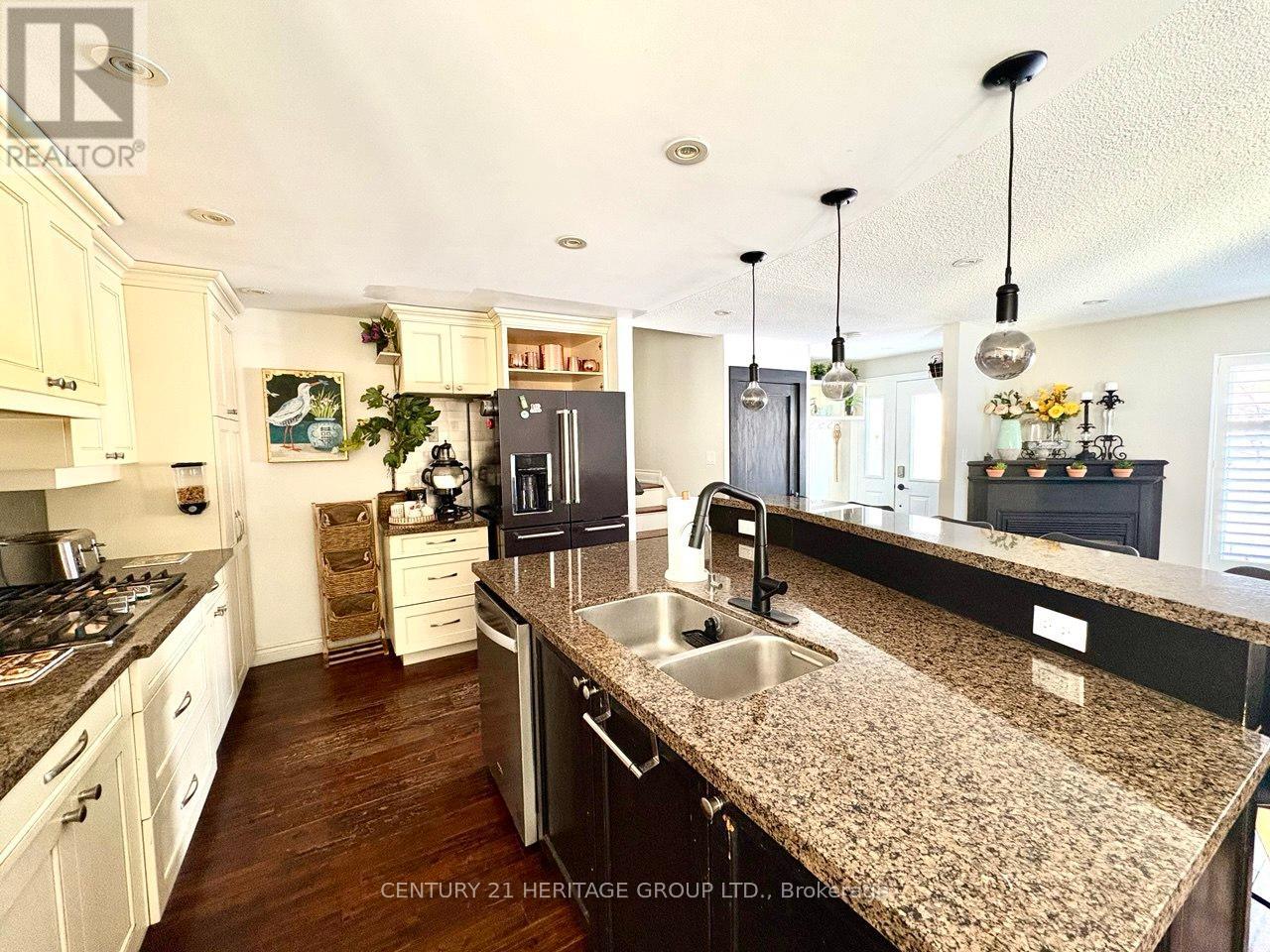 22 CEDAR CRESCENT - Photo 5 of 27, Aurora (Aurora Village), Ontario