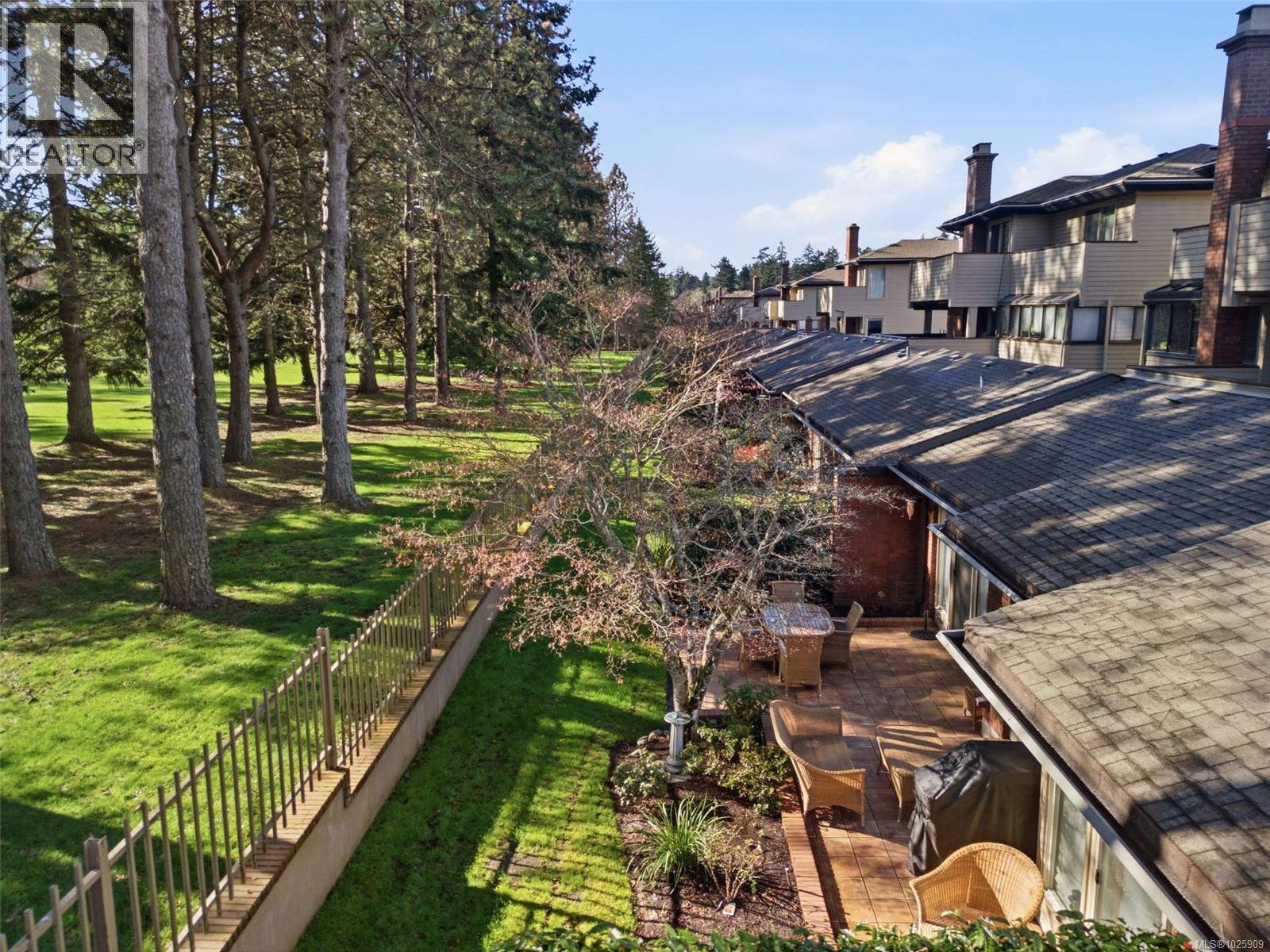 102 2345 Cedar Hill Cross Road, Oak Bay