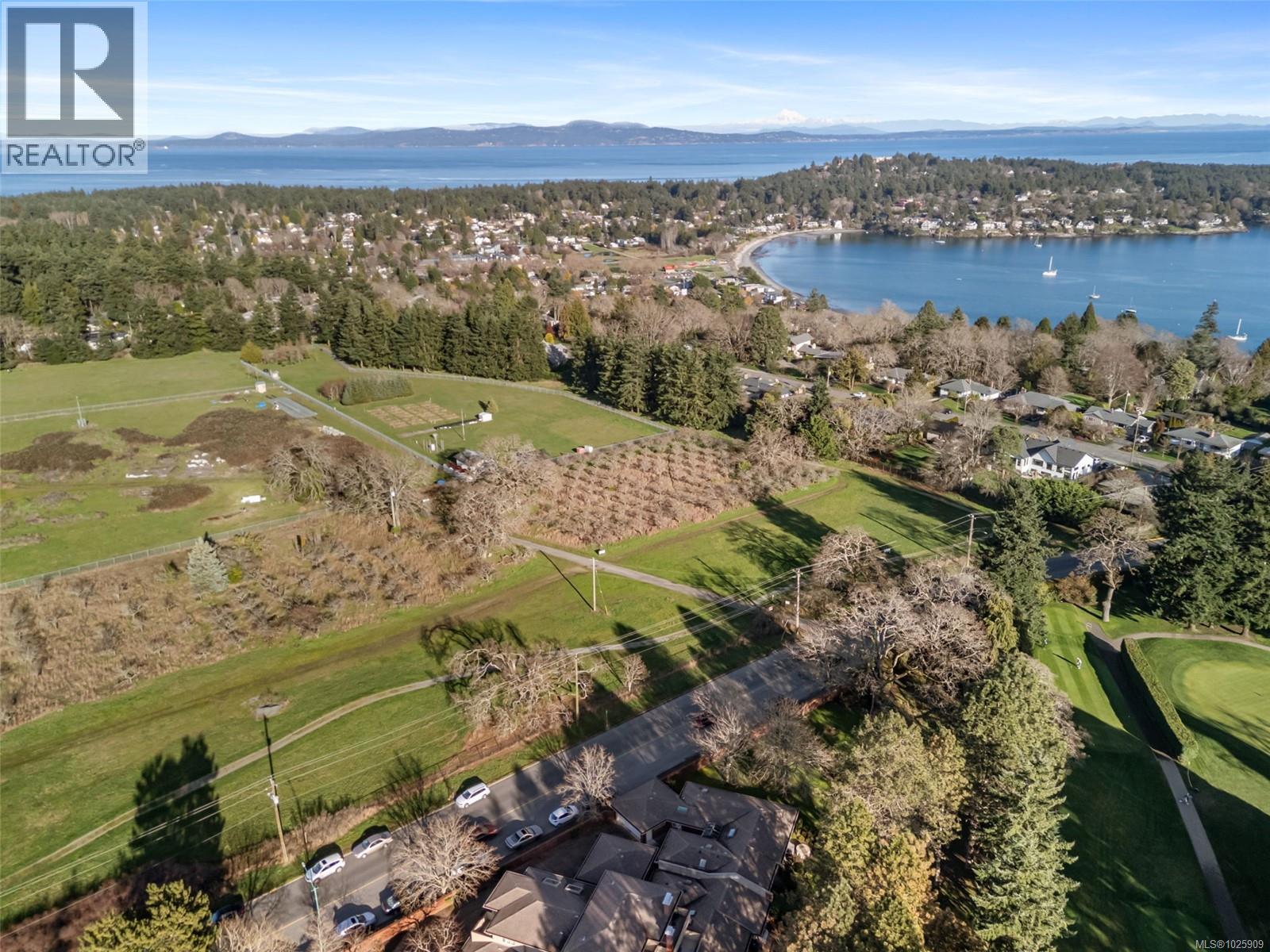 102 2345 Cedar Hill Cross Road, Oak Bay