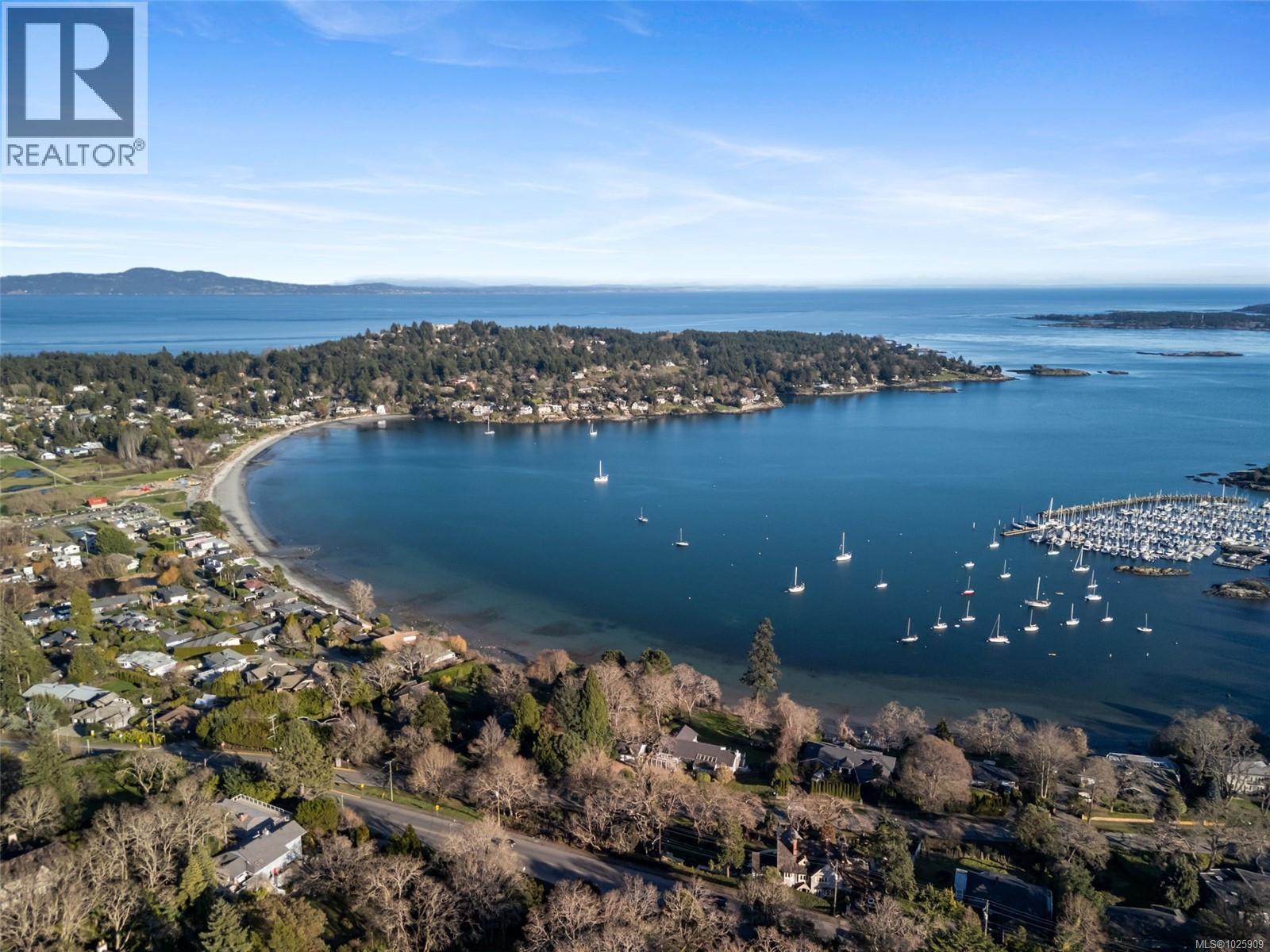 102 2345 Cedar Hill Cross Road, Oak Bay