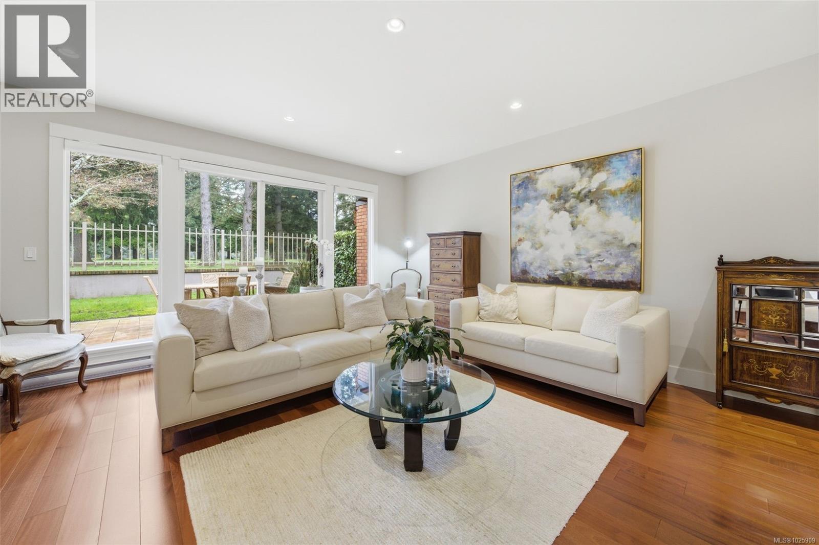 102 2345 Cedar Hill Cross Road, Oak Bay