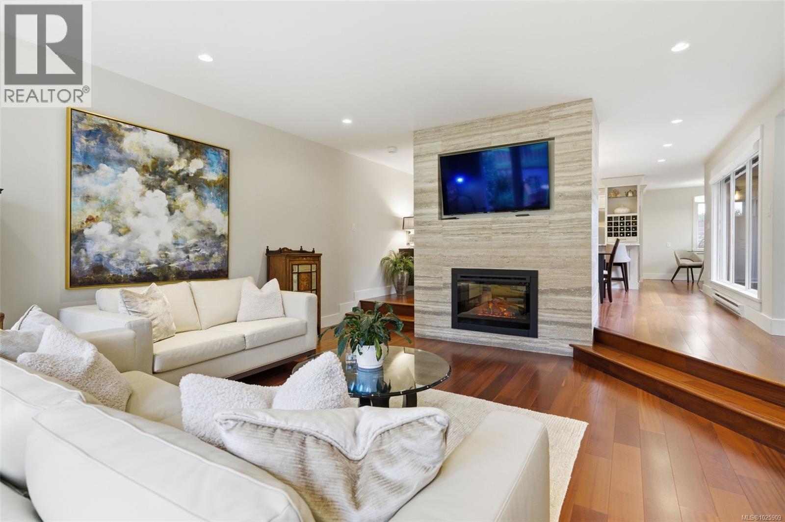 102 2345 Cedar Hill Cross Road, Oak Bay