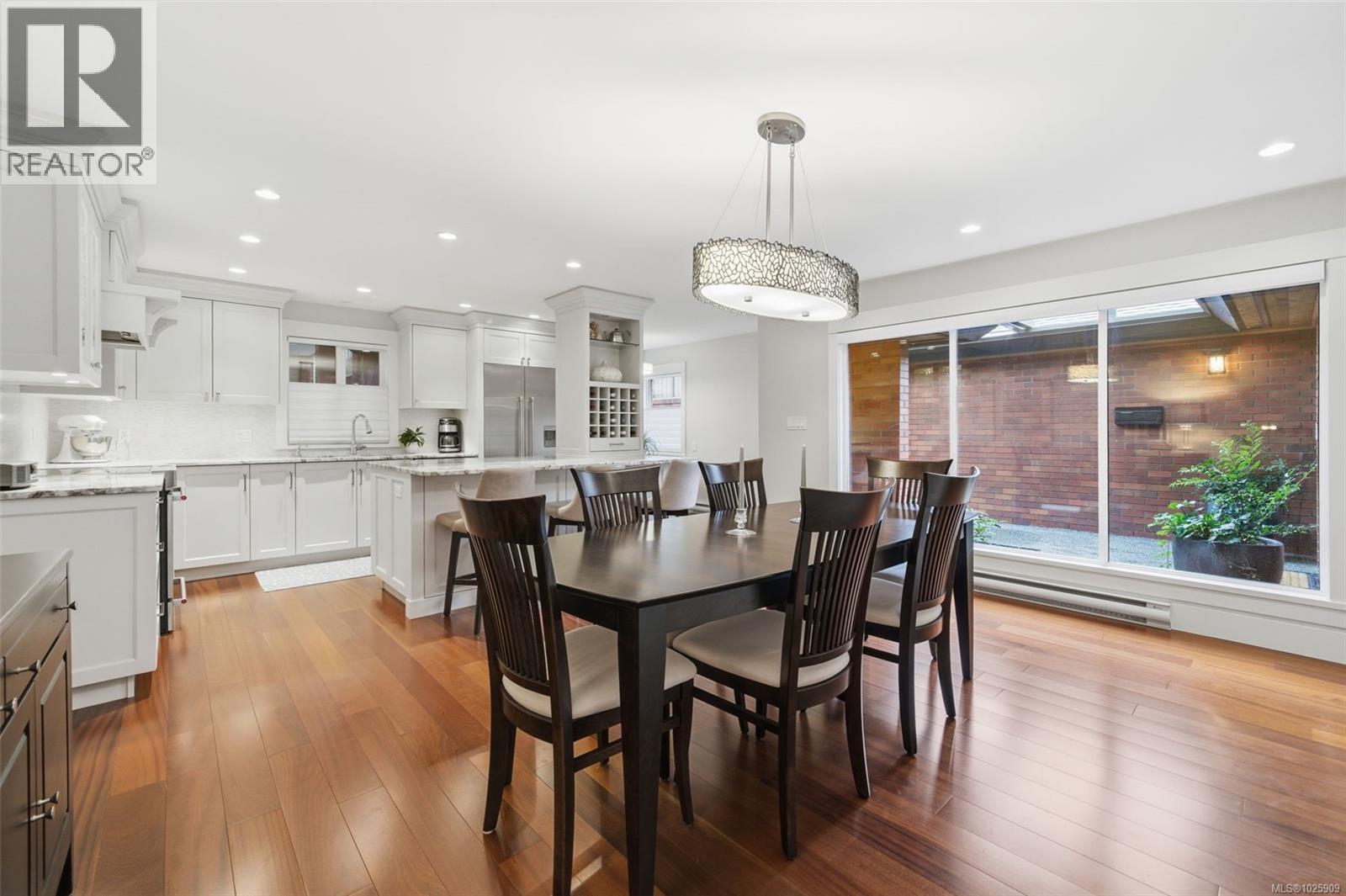 102 2345 Cedar Hill Cross Road, Oak Bay