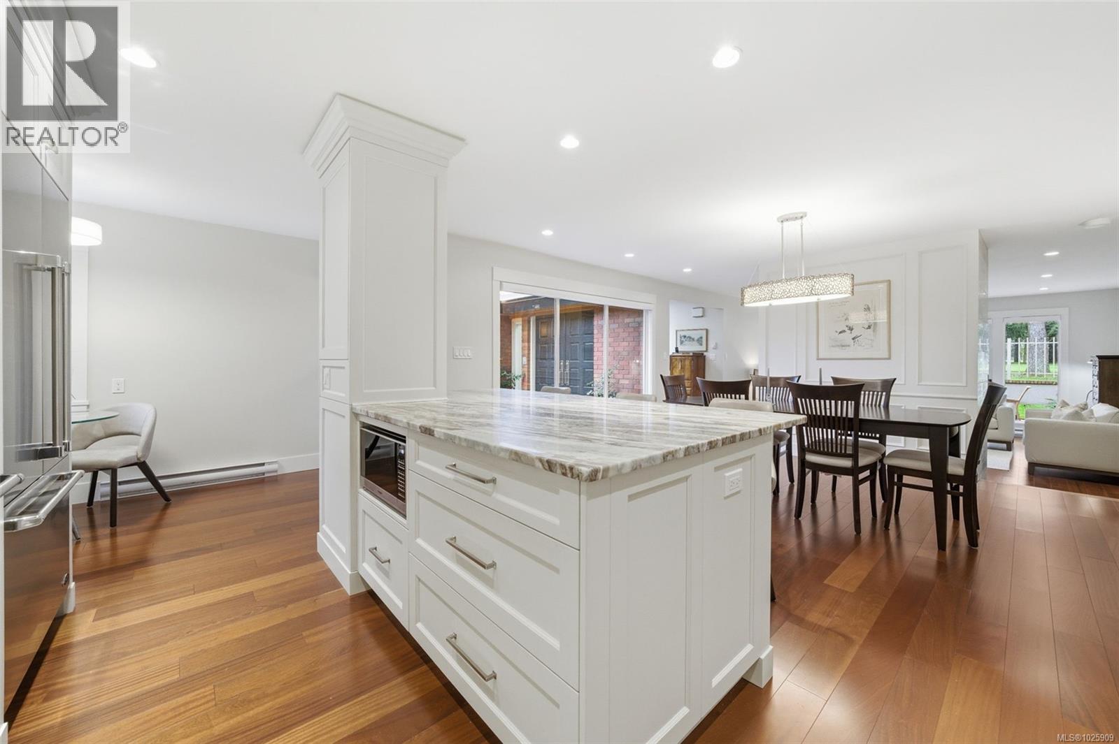 102 2345 Cedar Hill Cross Road, Oak Bay