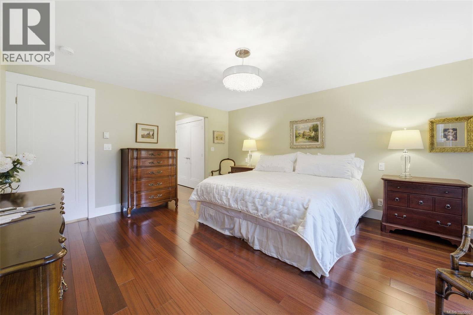 102 2345 Cedar Hill Cross Road, Oak Bay