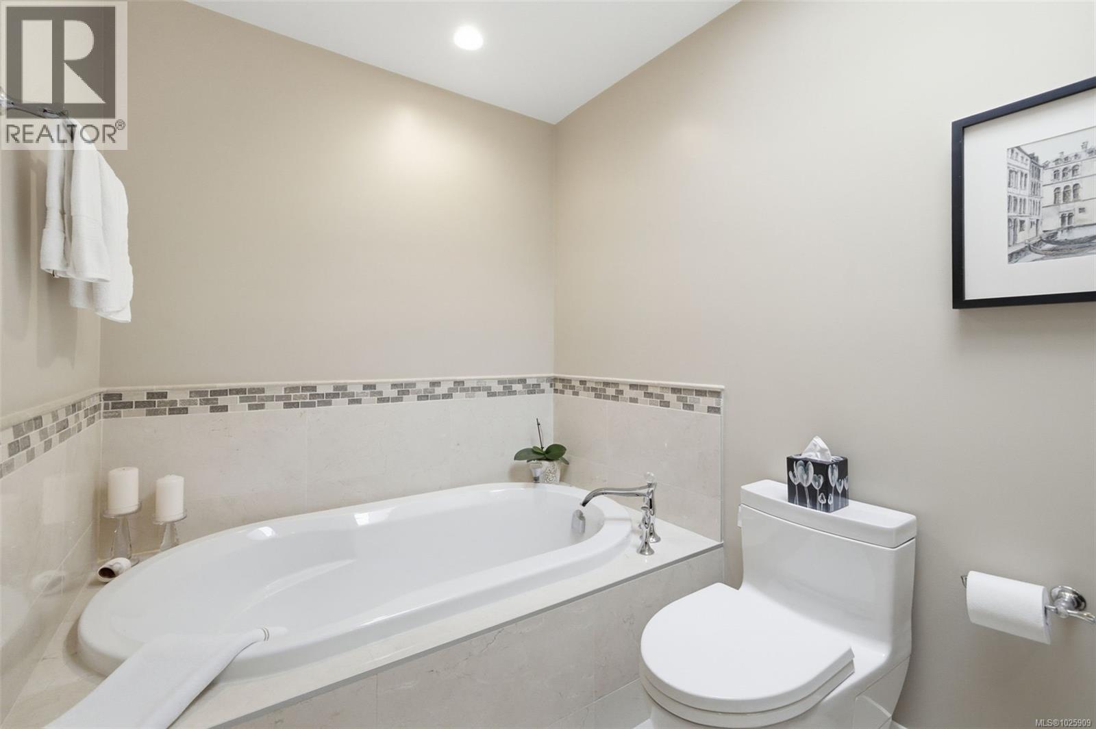 102 2345 Cedar Hill Cross Road, Oak Bay