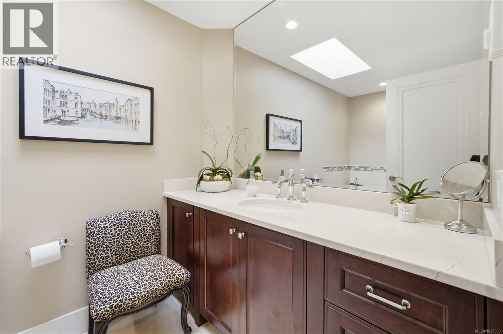 102 2345 Cedar Hill Cross Road, Oak Bay