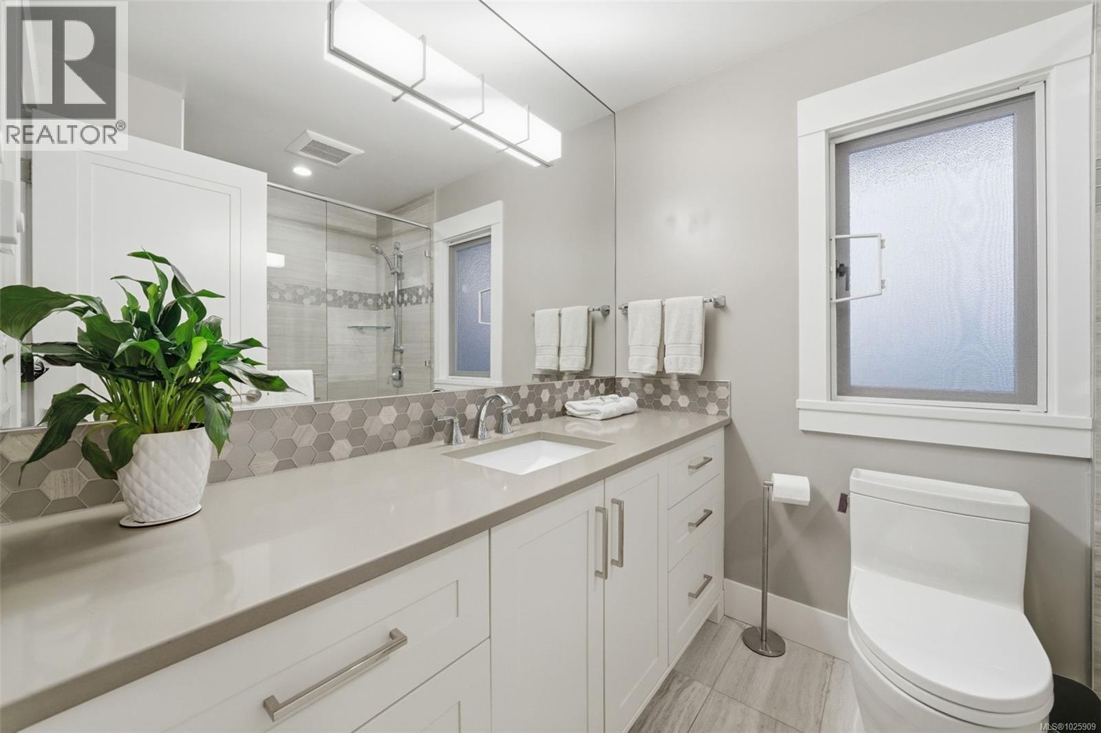 102 2345 Cedar Hill Cross Road, Oak Bay