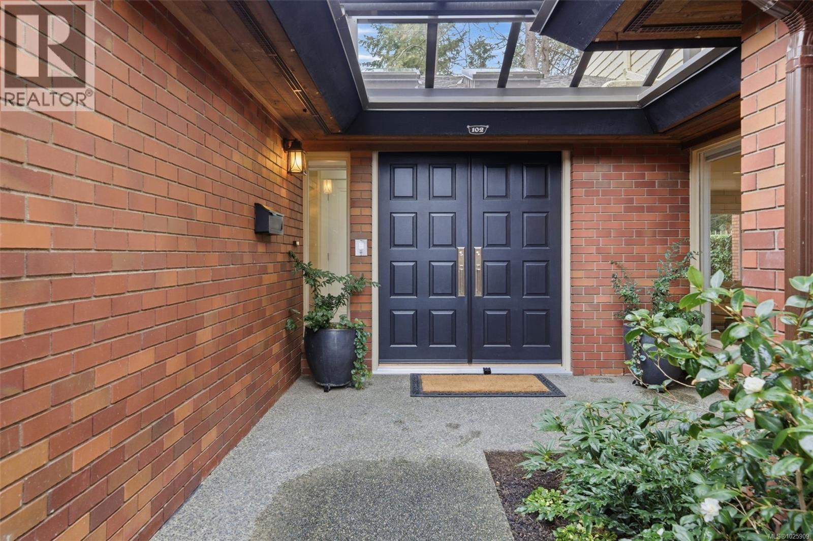 102 2345 Cedar Hill Cross Road, Oak Bay