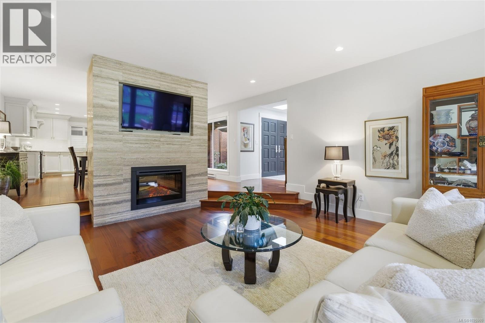 102 2345 Cedar Hill Cross Road, Oak Bay