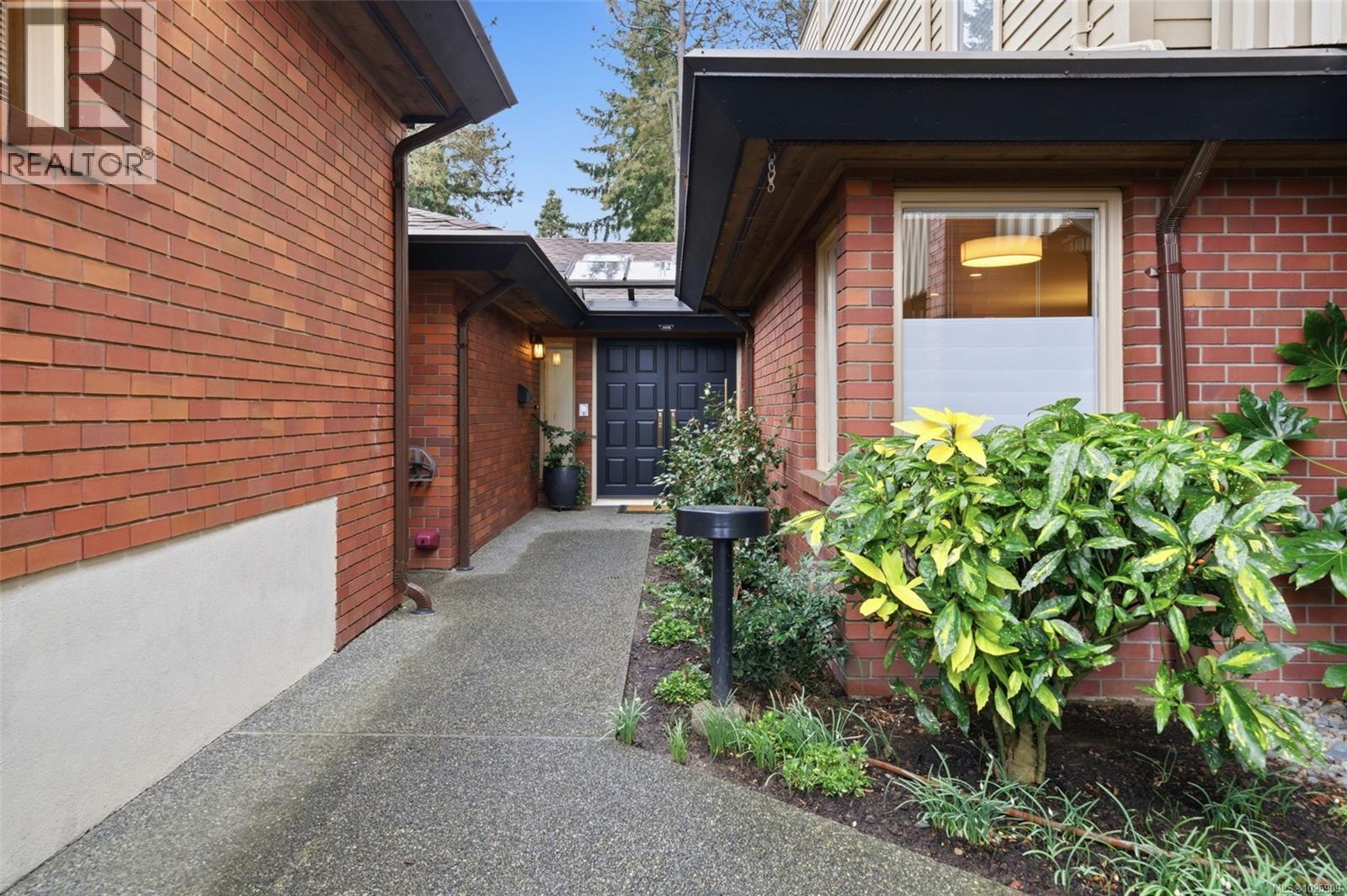 102 2345 Cedar Hill Cross Road, Oak Bay