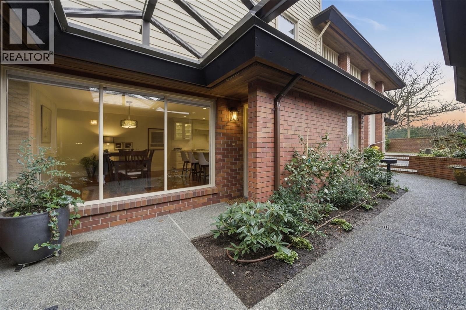 102 2345 Cedar Hill Cross Road, Oak Bay