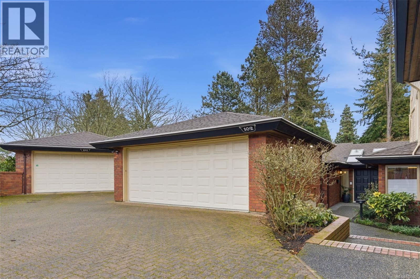 102 2345 Cedar Hill Cross Road, Oak Bay
