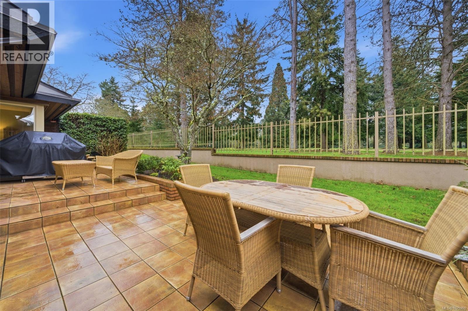 102 2345 Cedar Hill Cross Road, Oak Bay