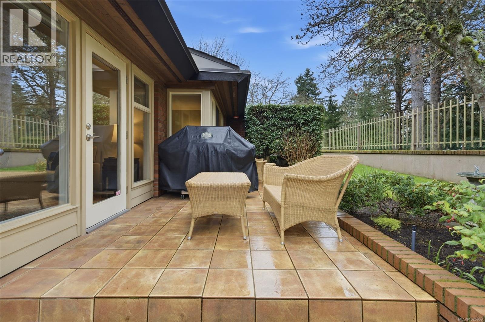 102 2345 Cedar Hill Cross Road, Oak Bay