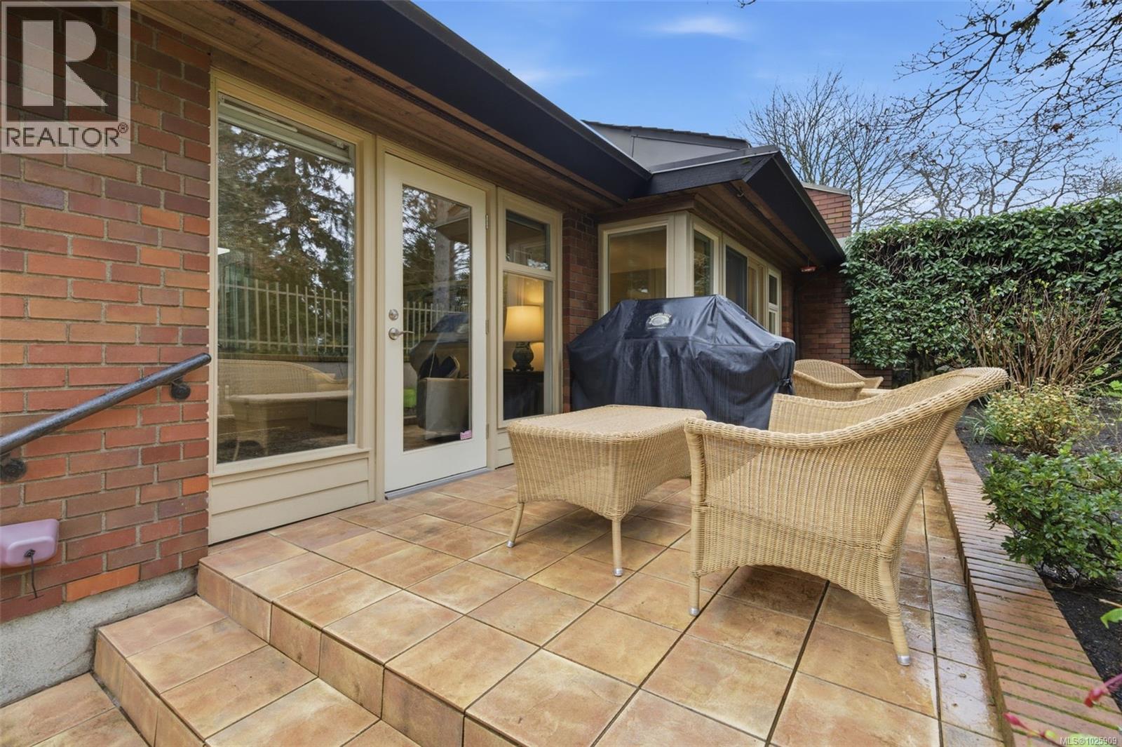 102 2345 Cedar Hill Cross Road, Oak Bay