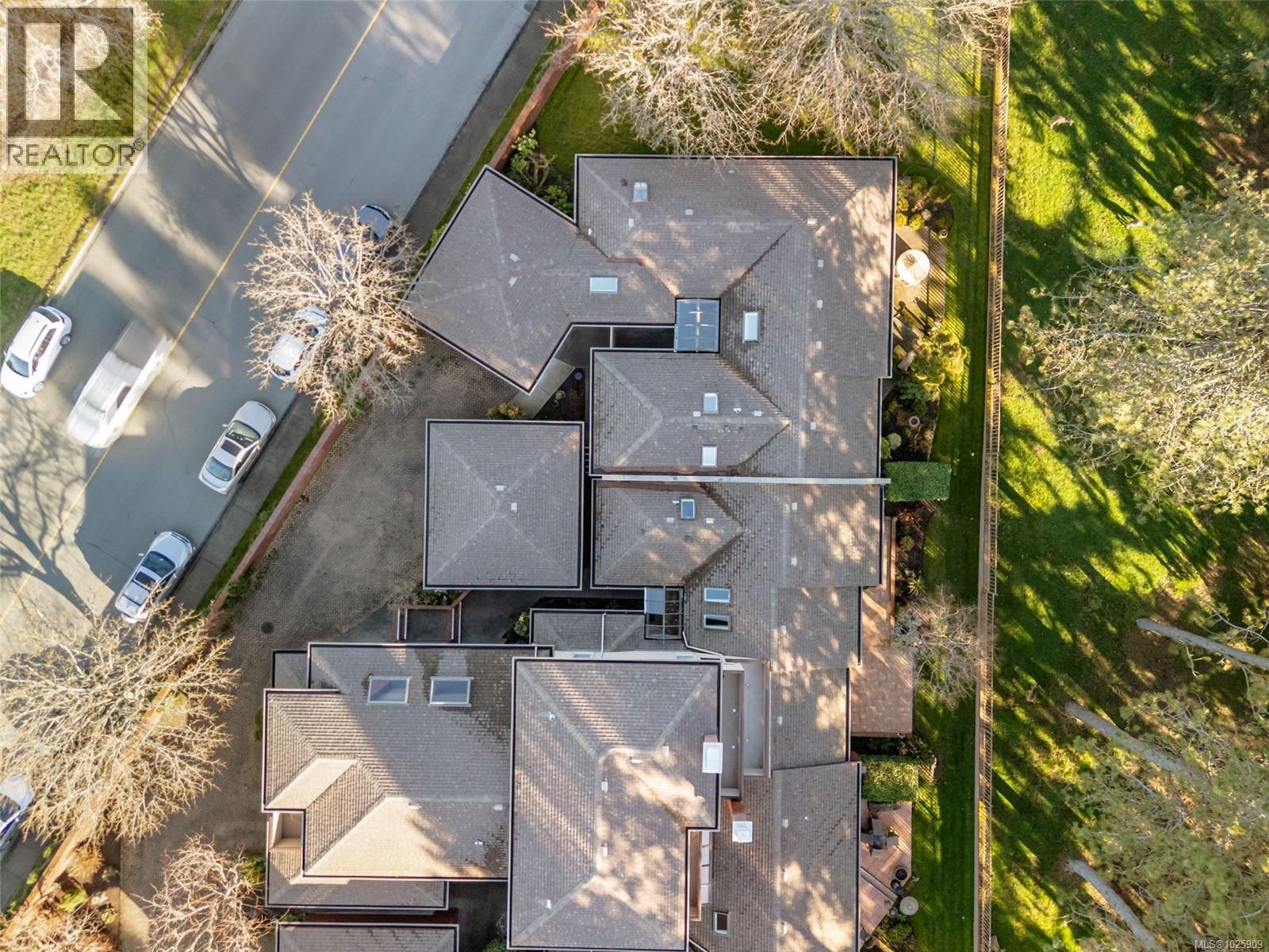 102 2345 Cedar Hill Cross Road, Oak Bay