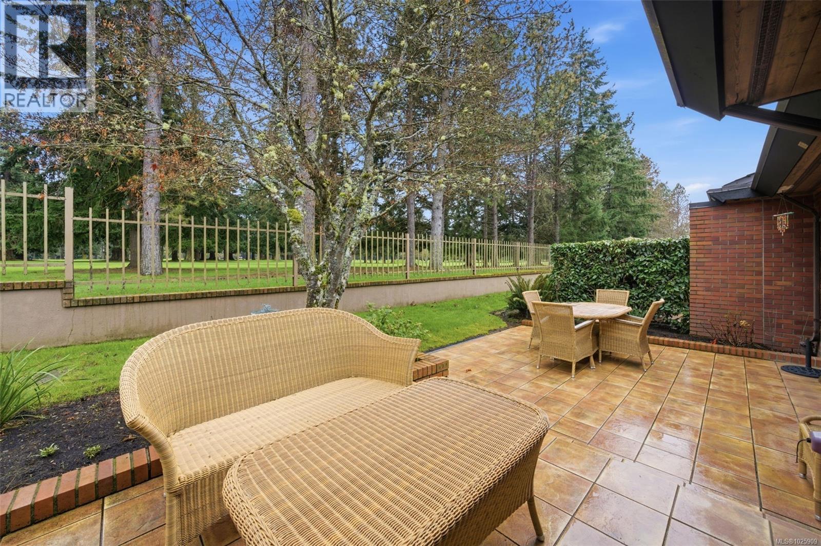 102 2345 Cedar Hill Cross Road, Oak Bay