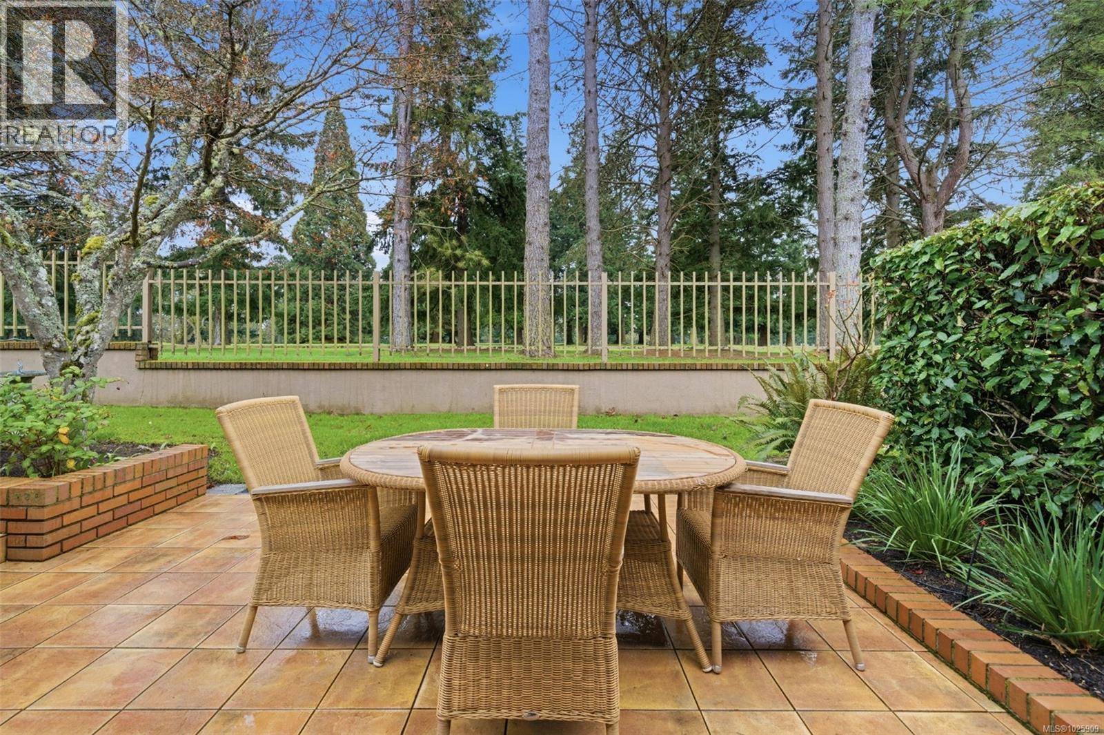 102 2345 Cedar Hill Cross Road, Oak Bay