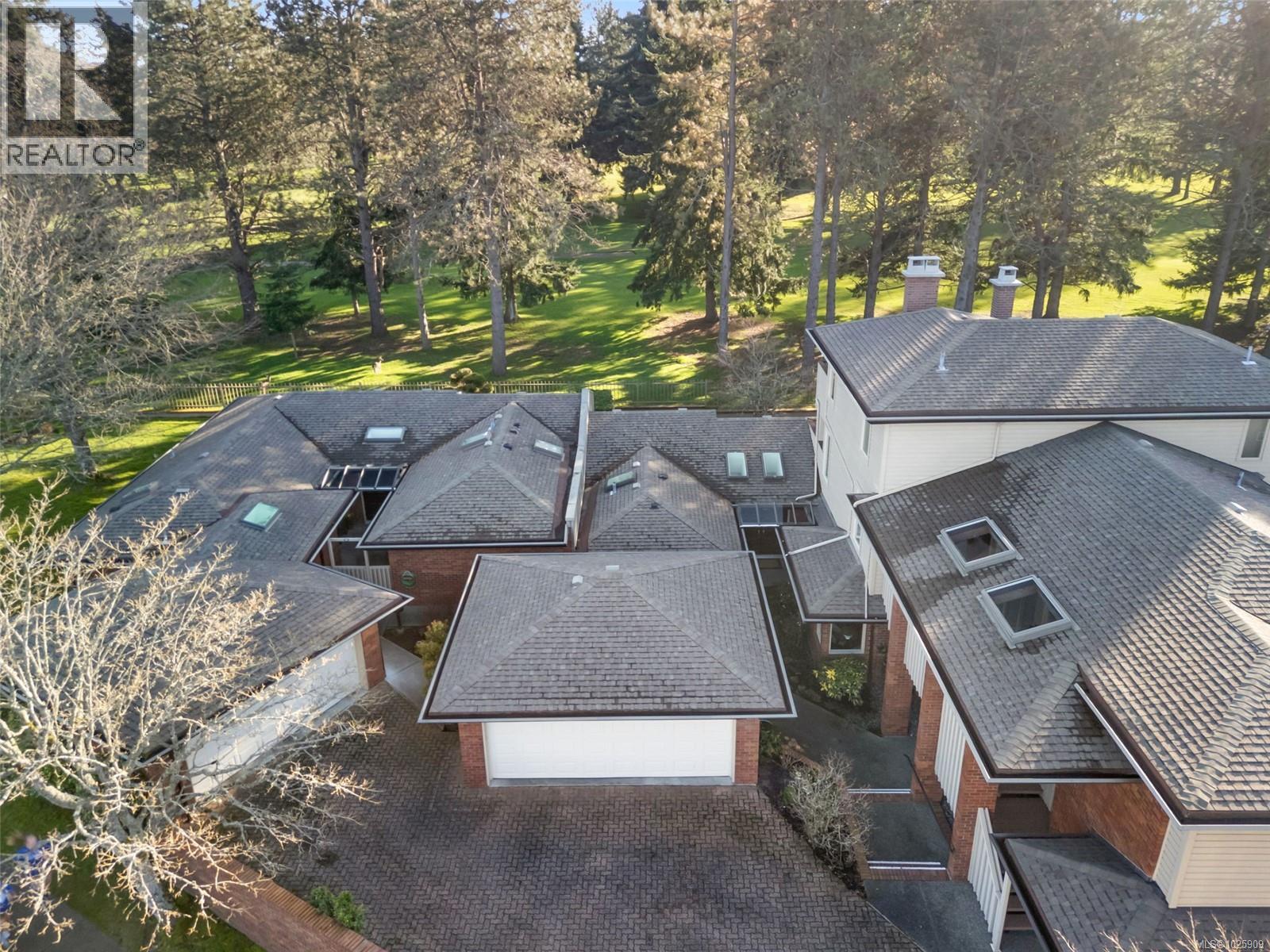 102 2345 Cedar Hill Cross Road, Oak Bay