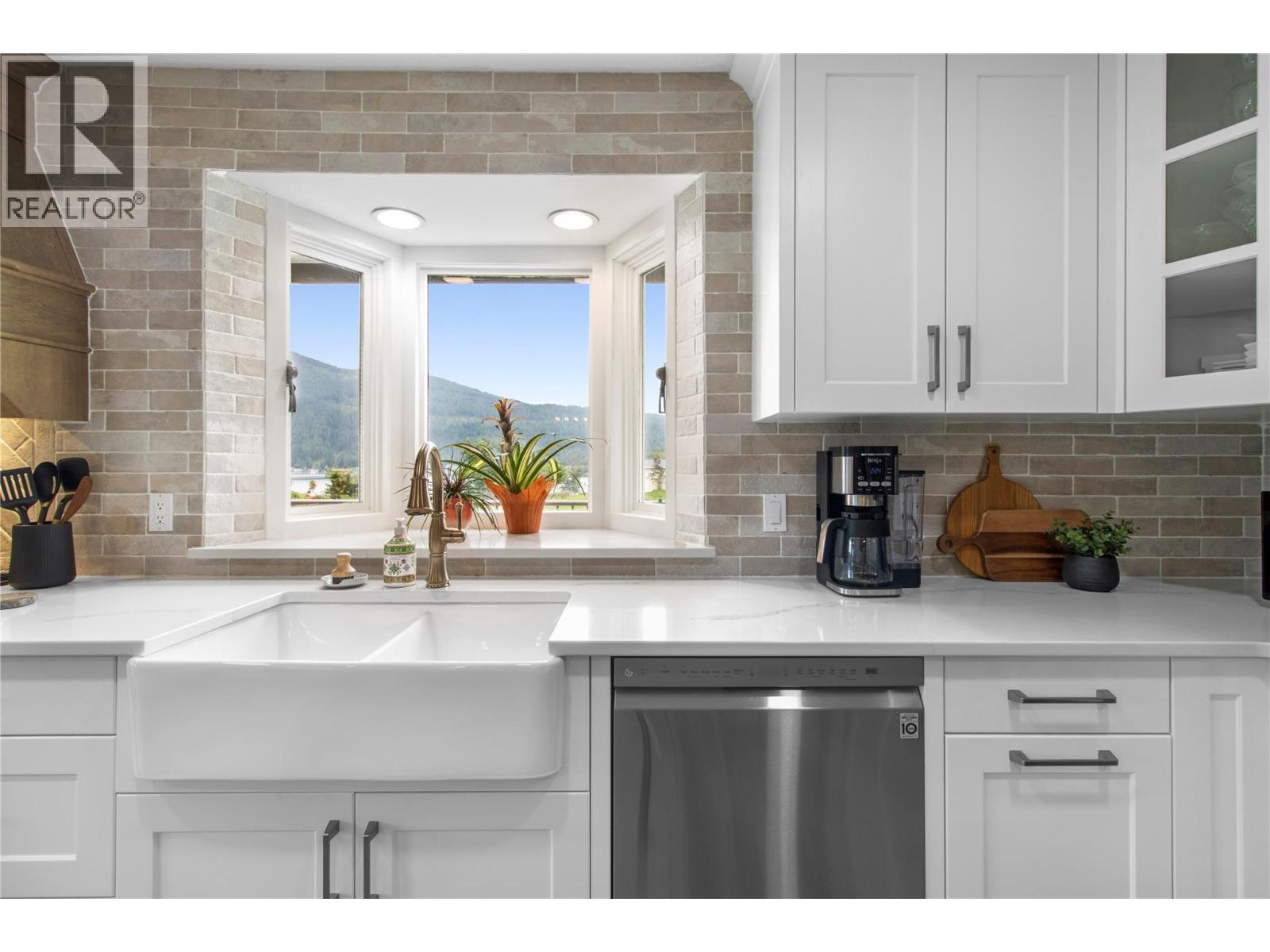 2484 Sunrise Boulevard, Blind Bay