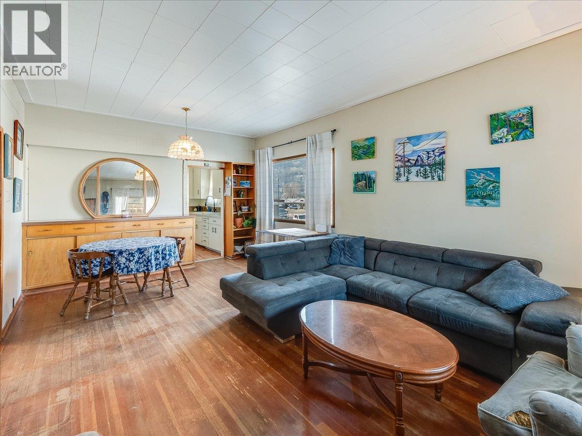 1706 Fourth Avenue, Trail