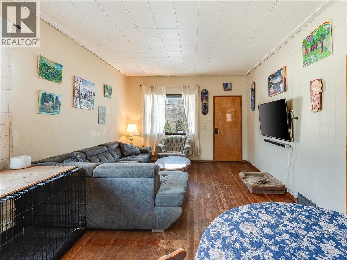 1706 Fourth Avenue, Trail