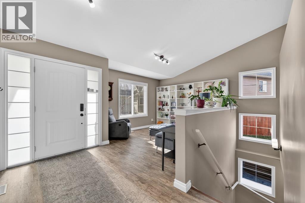 26 Mackenzie Way - Photo 2 of 30, Carstairs, Alberta