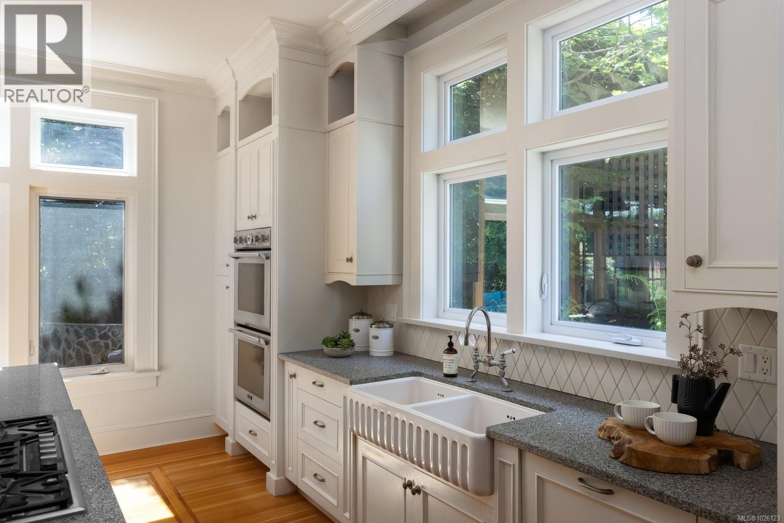 1568 Montgomery Ave - 14