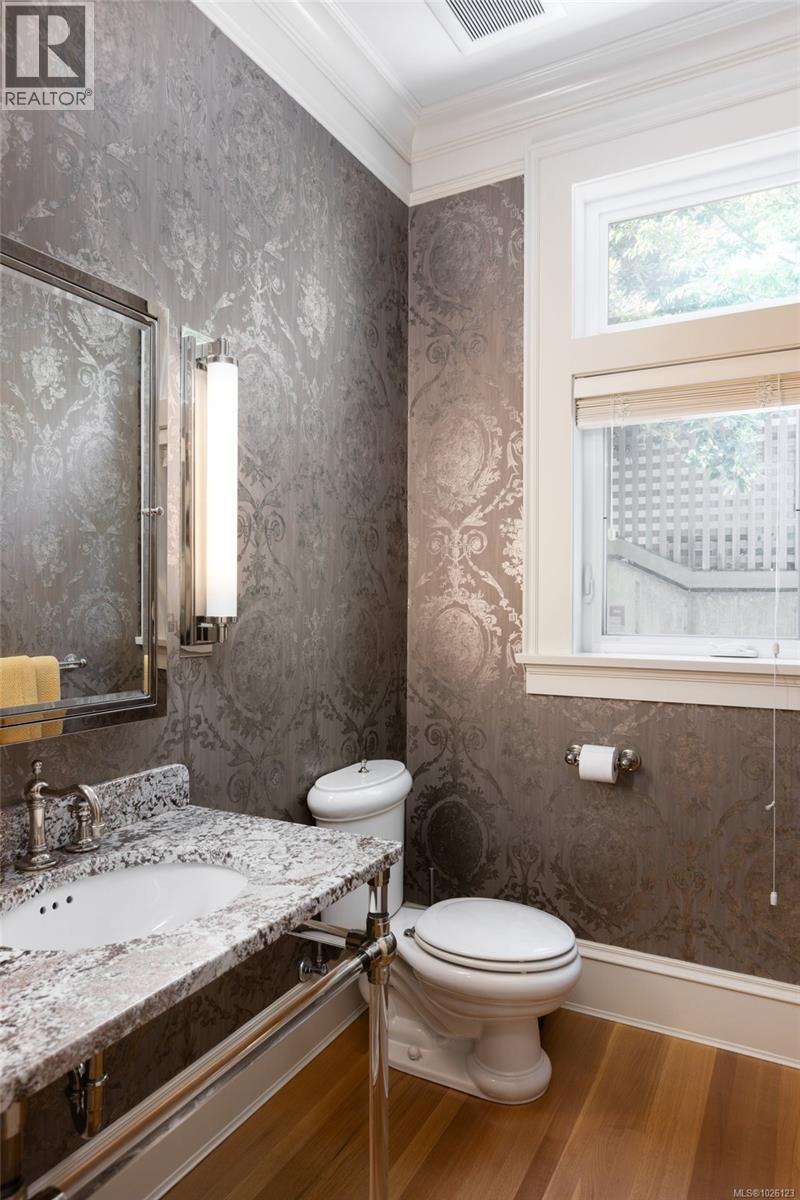 1568 MONTGOMERY AVE - 17