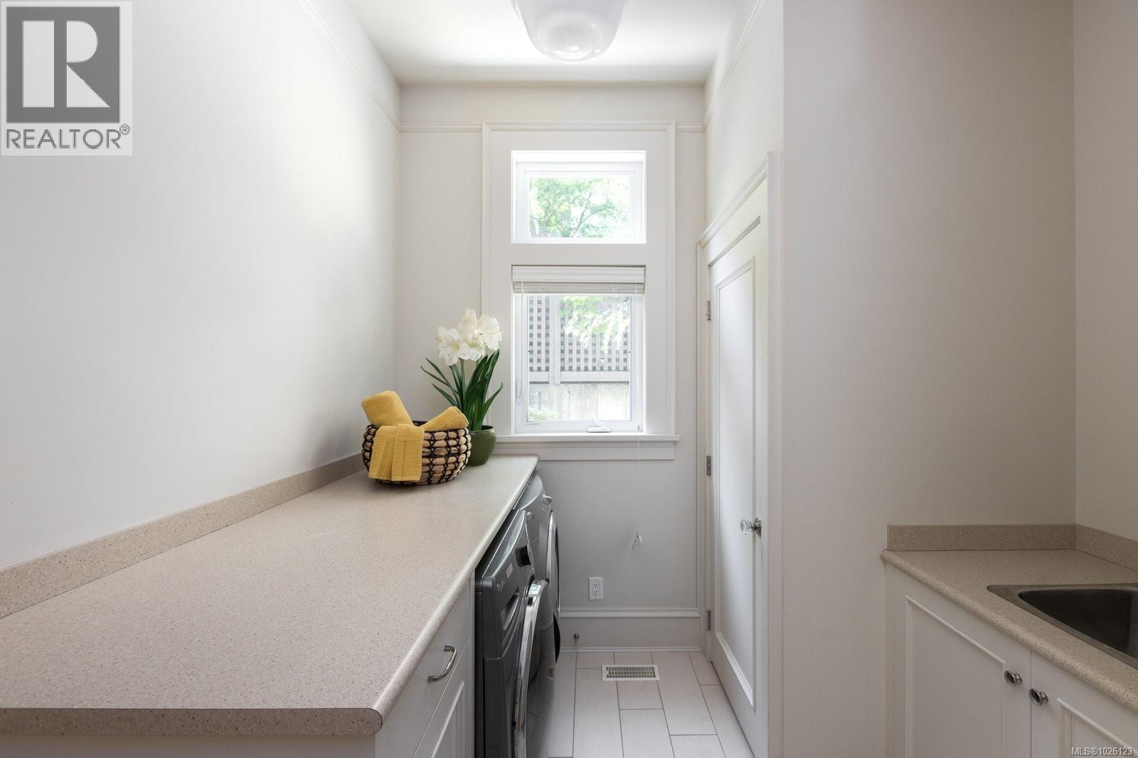 1568 Montgomery Ave - 18