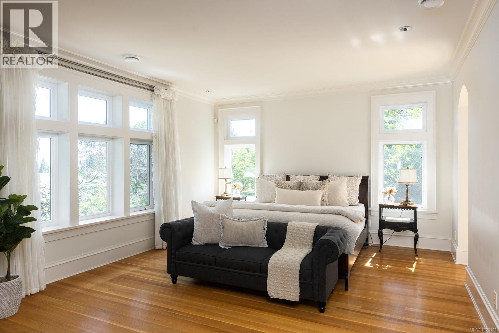 1568 Montgomery Ave - 26