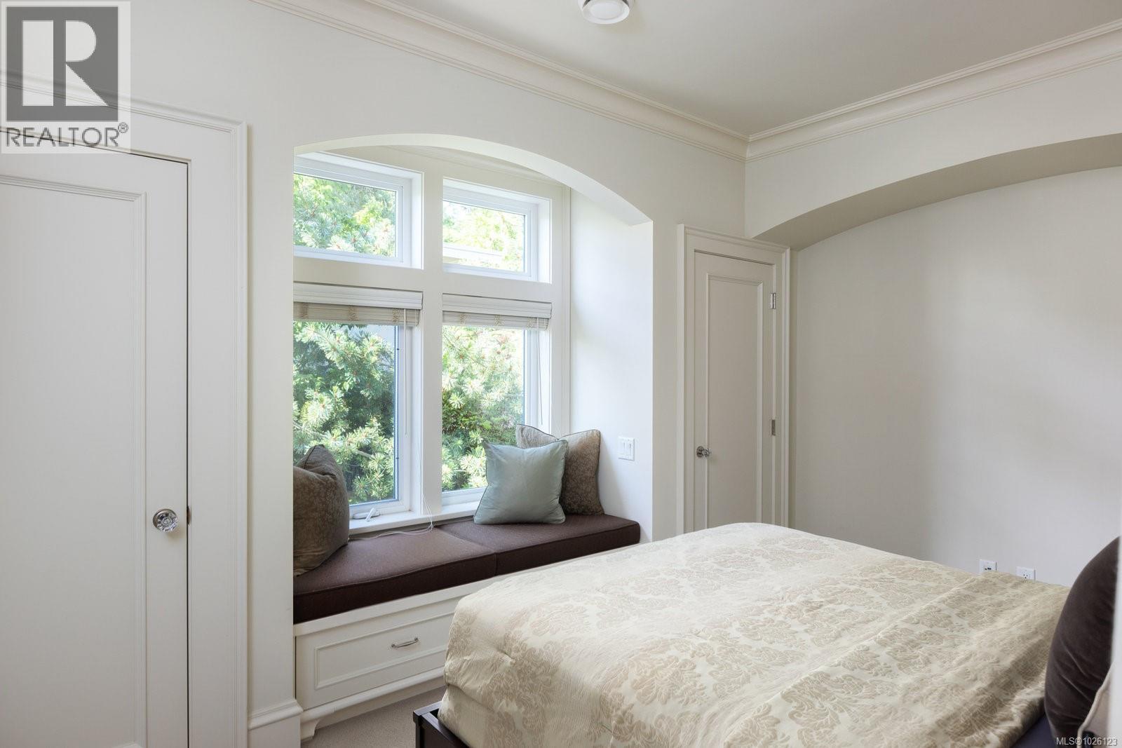 1568 Montgomery Ave - 32