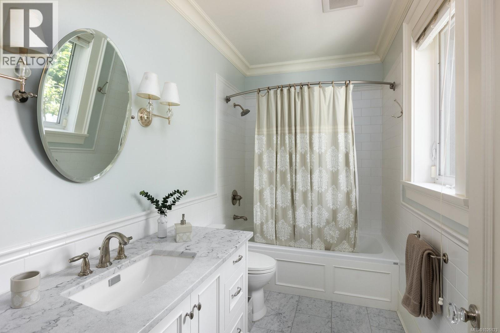 1568 Montgomery Ave - 33
