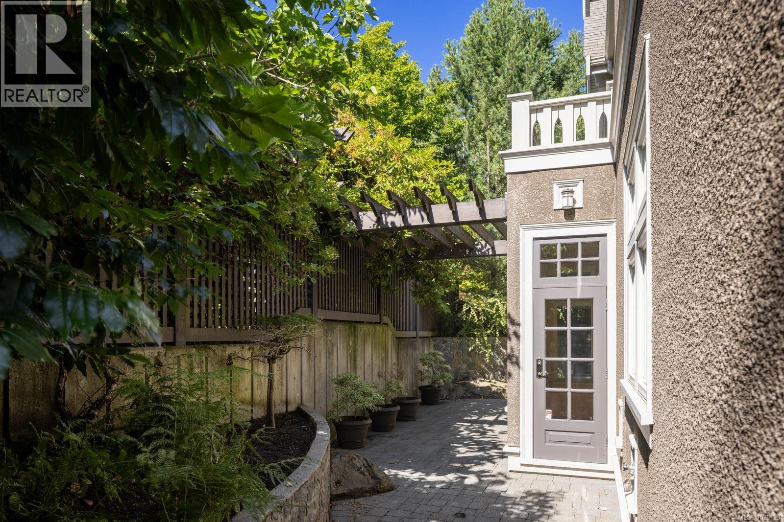 1568 Montgomery Ave - 41