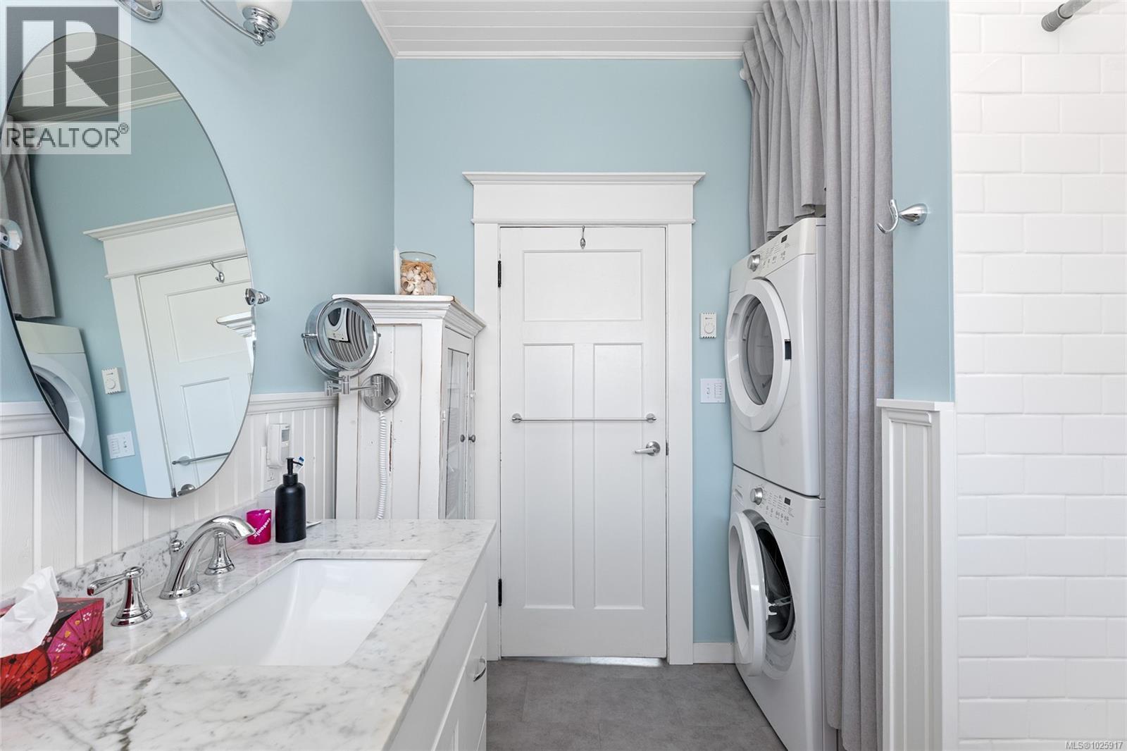  3033 Cedar Hill Road, Victoria