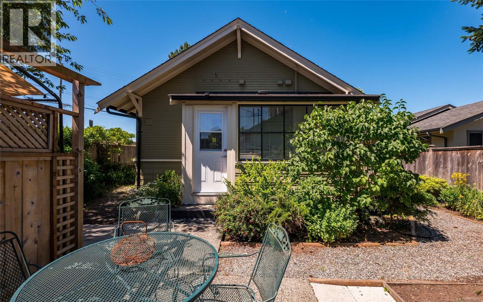  3033 Cedar Hill Road, Victoria