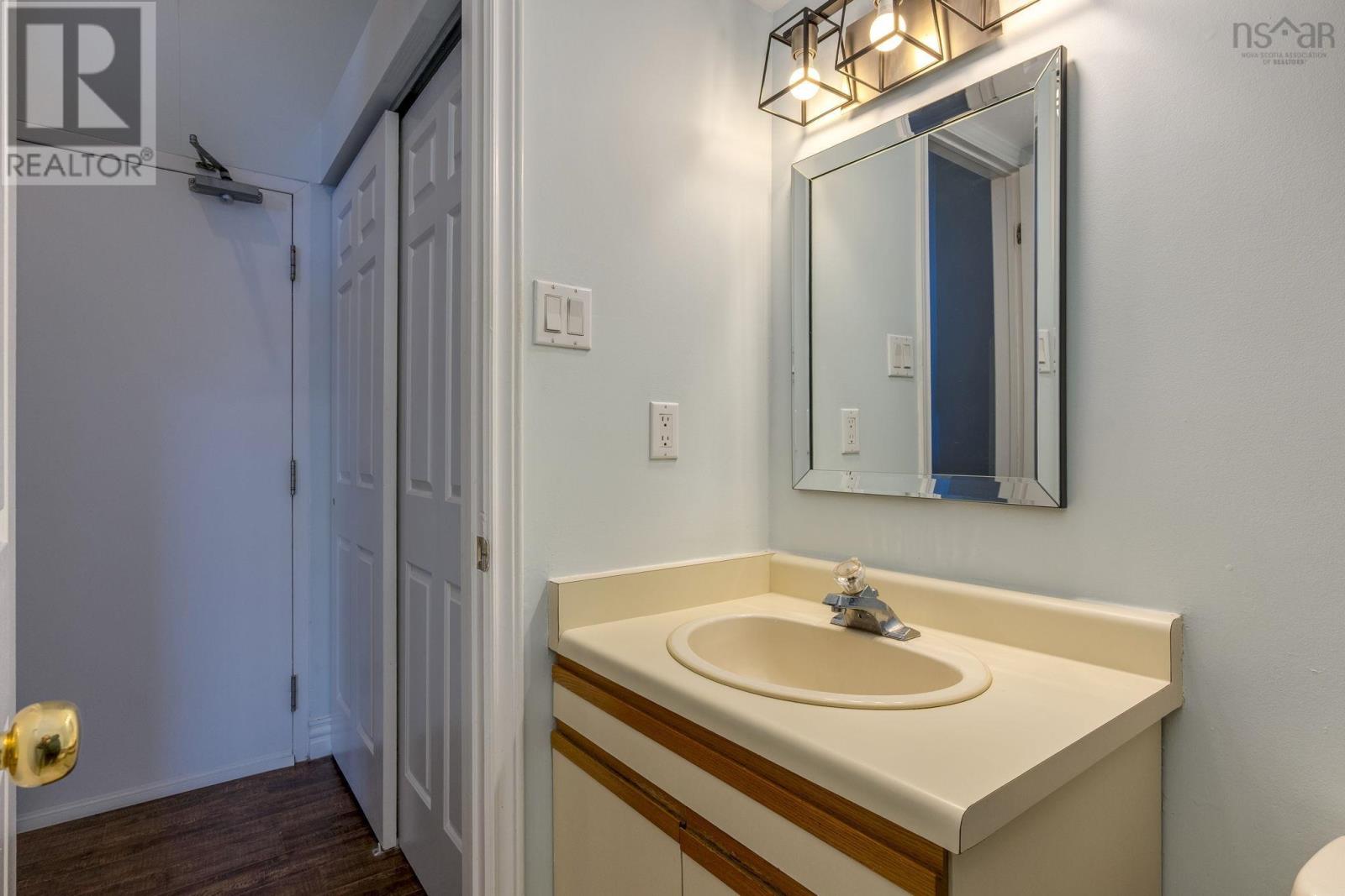 Property 21 of 39 of 101 67 FARNHAM GATE Road