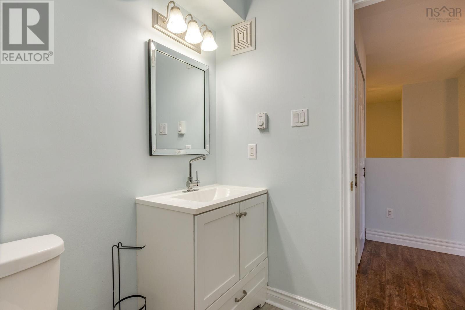 Property 31 of 39 of 101 67 FARNHAM GATE Road