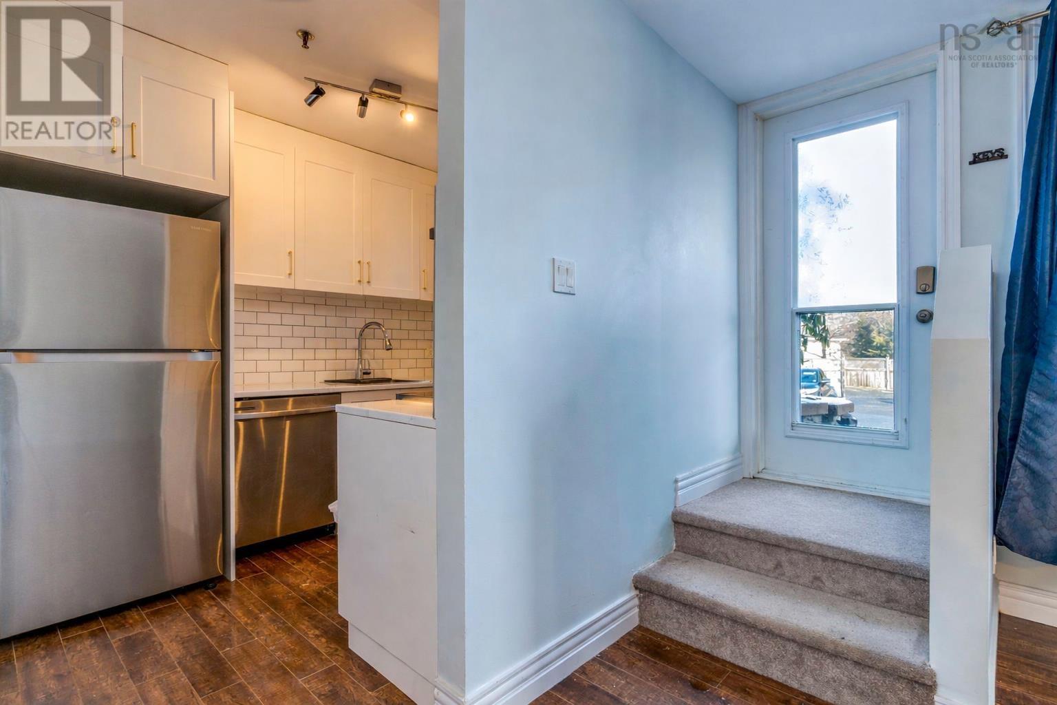 Property 5 of 39 of 101 67 FARNHAM GATE Road