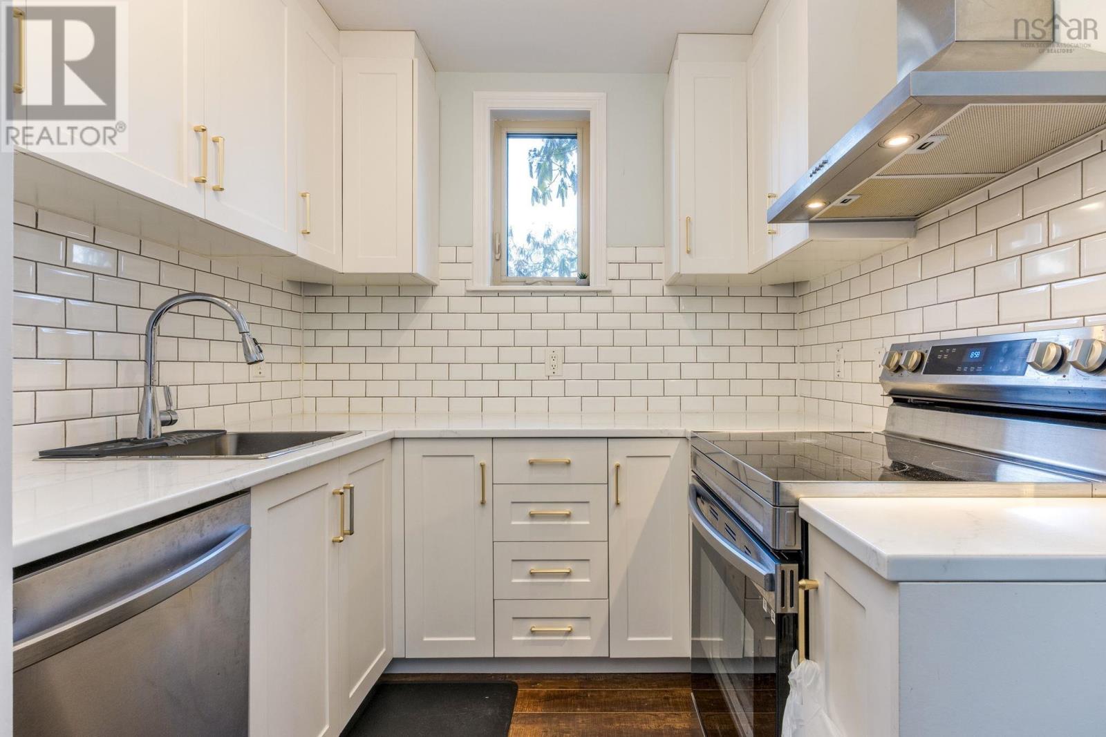 Property 6 of 39 of 101 67 FARNHAM GATE Road